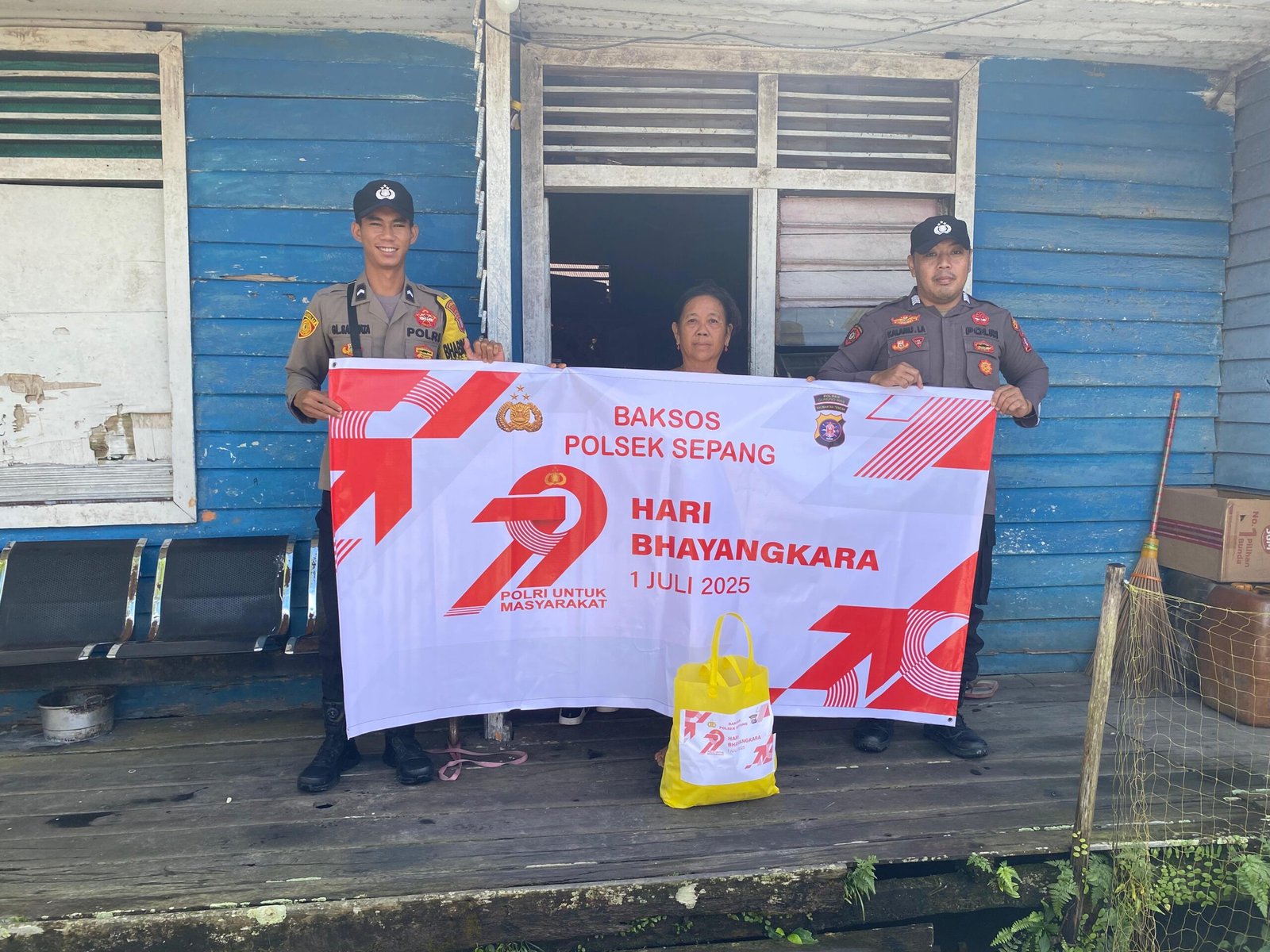 Ketuk Pintu Warga di Akhir Pekan, Polsek Sepang Antarkan Langsung Kebahagiaan untuk Ibu Susi, Ibu Budi, dan Bapak Yul