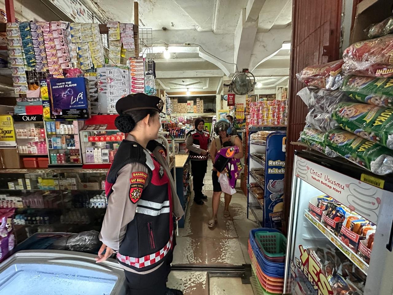 Ciptakan Rasa Aman, Polwan Polres Gunung Mas Gelar Patroli Dialogis Sasar Pusat Keramaian Kuala Kurun